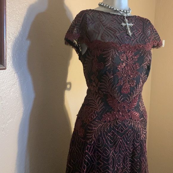 Tadashi Shoji Deep Burgandy  & Black Lace Magnificent Gown.  Sz 8 - Picture 6 of 13